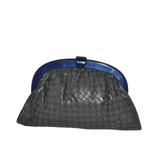Pochette in pelle d'agnello intrecciata firmata "Shades of Gray & Black" di Bottega Veneta