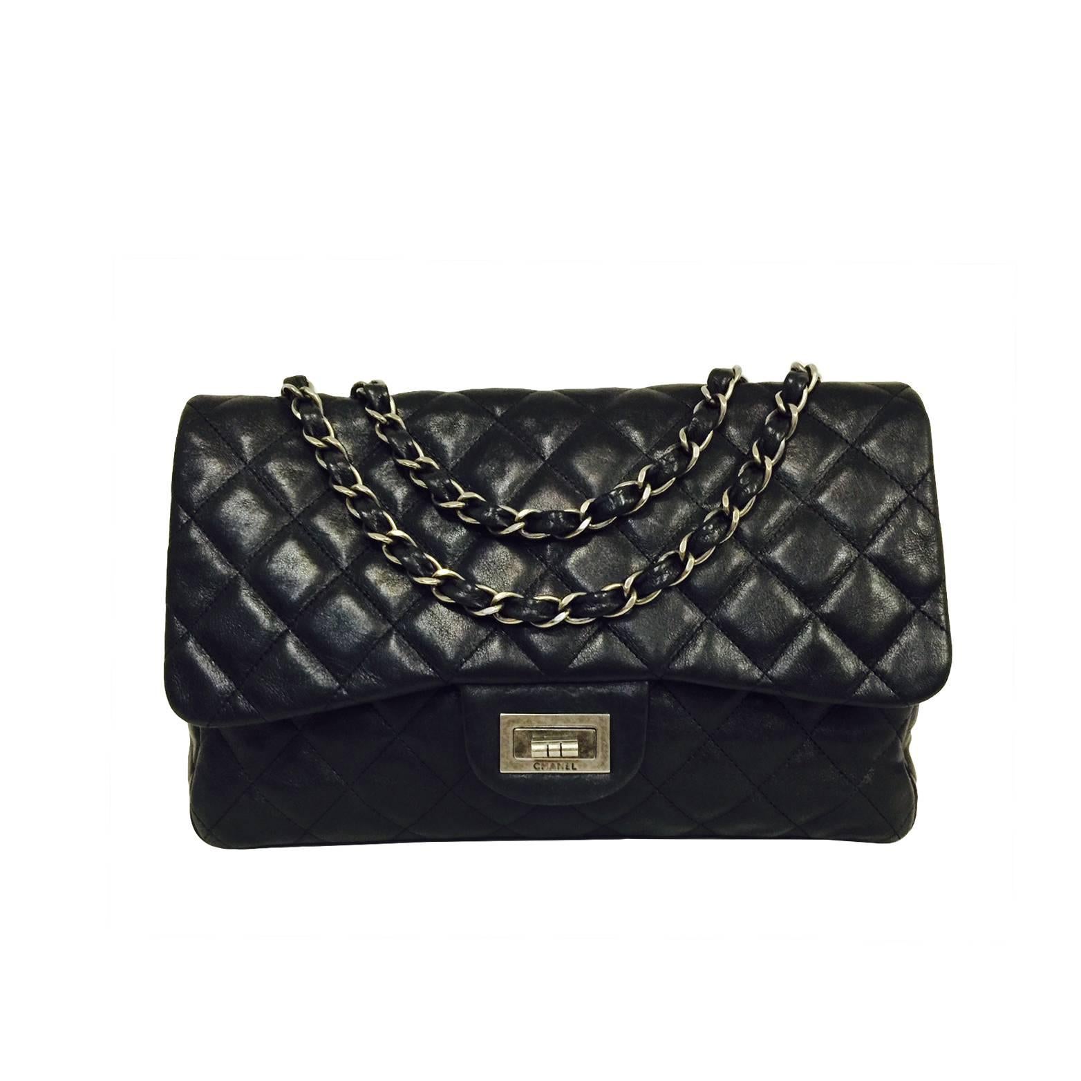 Chanel 2.55 Reissue Bag Size 226 in Black Quilted Lambskin For Sale