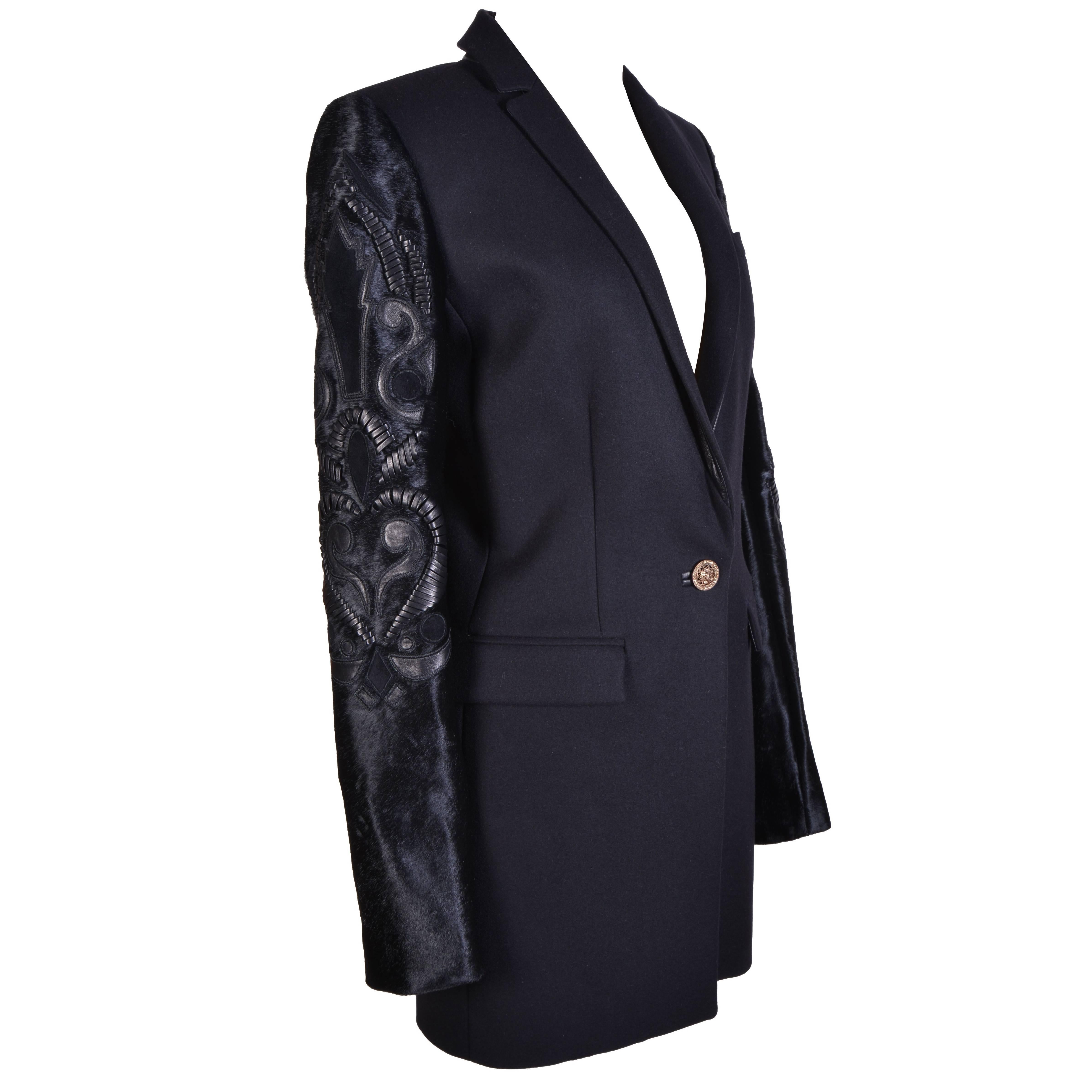 Versace Schwarzer Mantel mit verzierten Ärmeln im Angebot