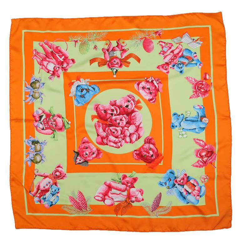 HERMES Orangefarbene Seide -Confidents des Coeurs- Rot & Blauer Teddybär-Schal