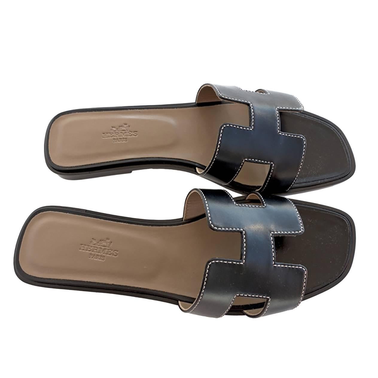 Hermes Oran Schwarz Box Leder Sandalen Weiß Stitching Größe 40 oder 3,9 oder 10