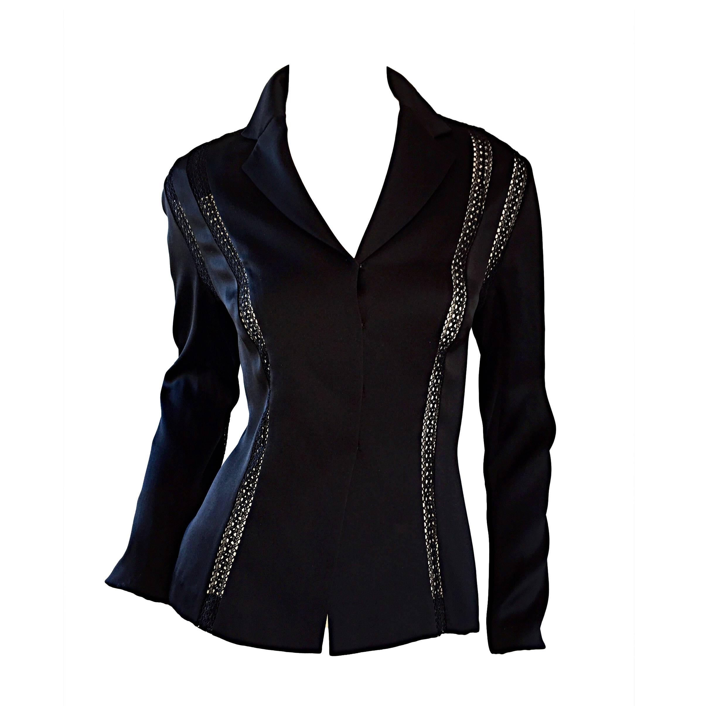 Schöne Vintage Richard Tyler gehäkelte Bluse aus schwarzer Seide mit Cut-Out aus den 1990er Jahren im Angebot