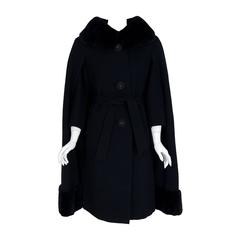 manteau cape à ceinture des années 1960 en laine noire luxueuse & en véritable fourrure de castor rasée