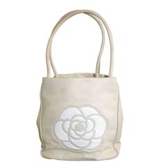 Chanel Tote Bag aus braunem und weißem Lammfell mit Camillia-Blumen Logo