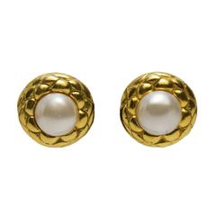 1980
s Chanel Gold Quilted Earrings with Pearl