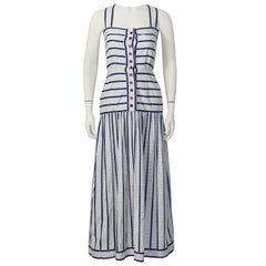 Maxivestido de algodón blanco y azul marino Adele Simpson, años 70