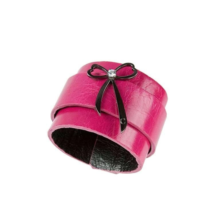 Bracelet manchette en cuir et argent rhodié noir avec motif en forme de coeur
