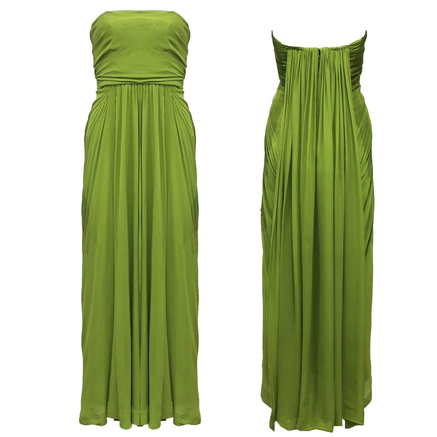 Absolutely breath-taking 1950s Italian couture evening gown in a green silk chiffon. The dress features a train at the rear and an interior corset. 

Size Fr 36 - UK 8 - S