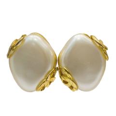 1980's Chanel Diamond Shape Pearl Earring