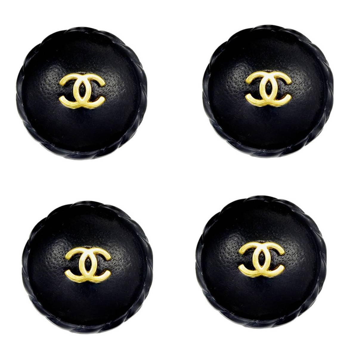 Botones inusuales de Chanel forrados de piel en venta