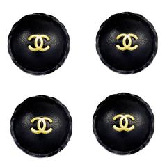 Insoliti bottoni rivestiti in pelle di Chanel