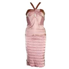 Gucci Tom Ford Frühjahr 2004 Rosa gerüschtes Seidenensemble mit Kristallbrosche