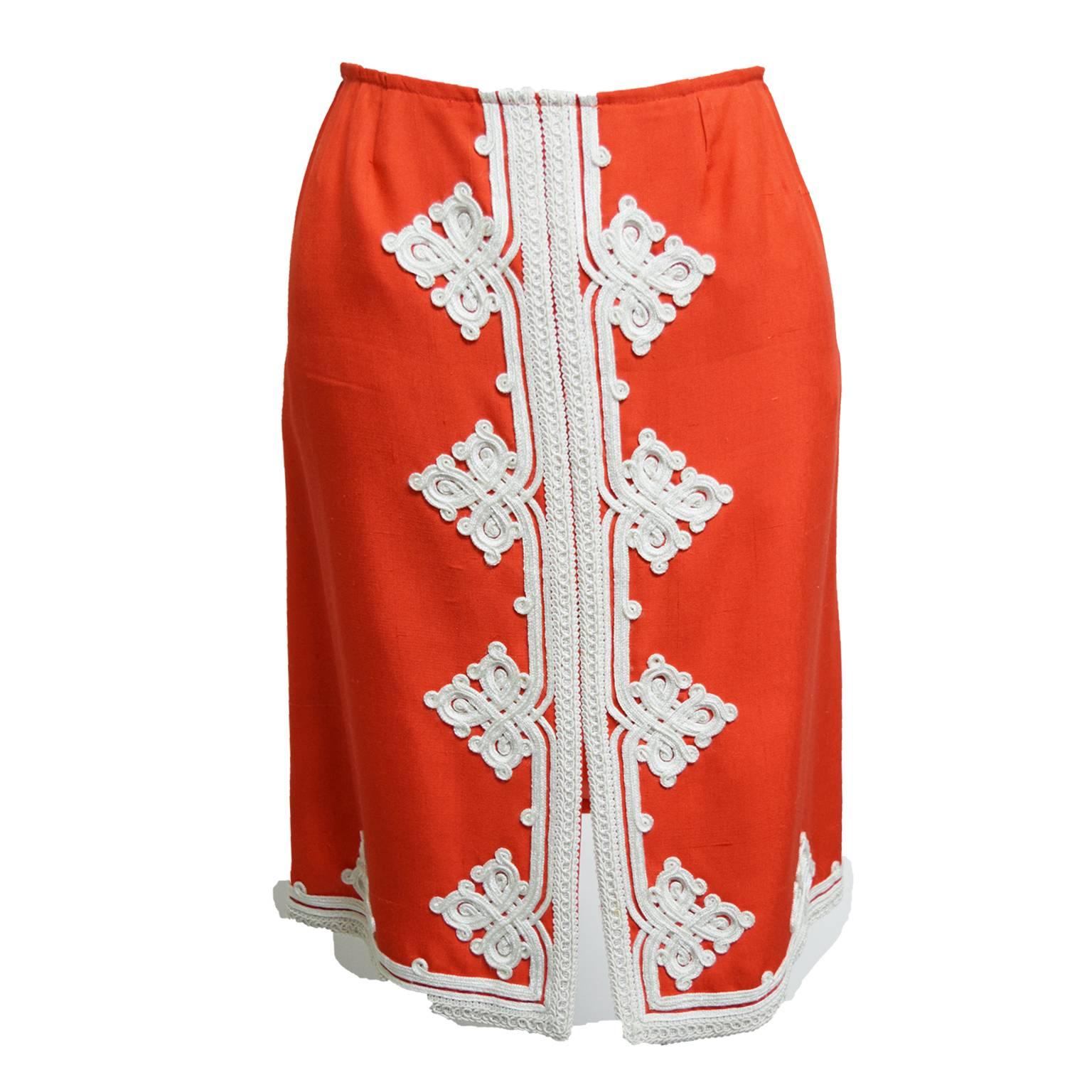 This beautiful skirt by Oscar de la Renta is definitely a statement piece that would go well with many blouses in your closet. Made of a soft linen blend, this sheath skirt has a little flare towards the bottom and white embroidery to create a