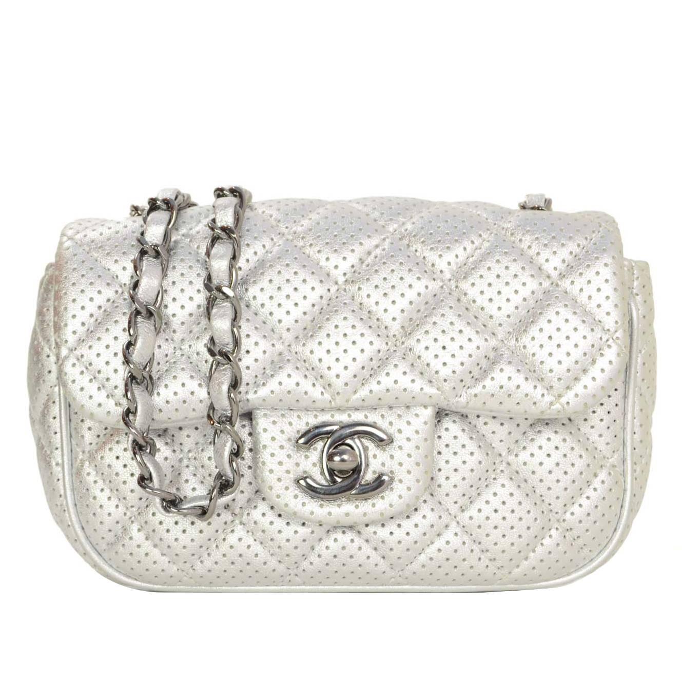 Chanel Silber Metallic Perforierte Mini-Klappentasche