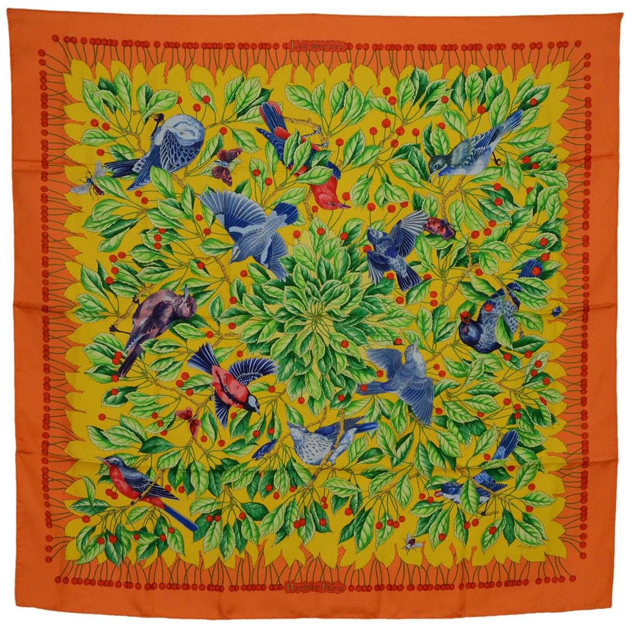 Seidenschal Les Merises mit orangefarbenen Vögeln und Kirschen von Hermès, 90 cm