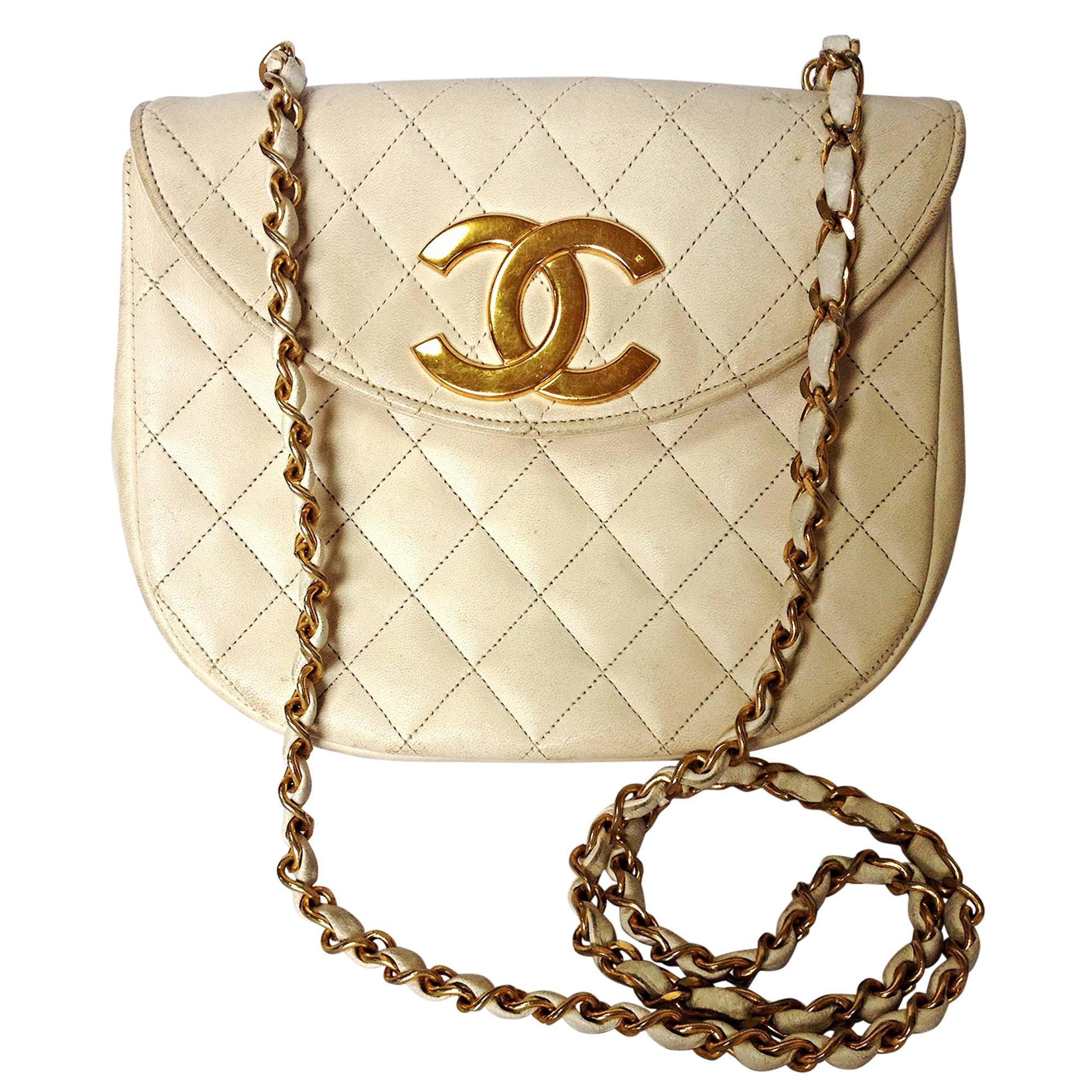 80's Vintage CHANEL ivory white quilted lambskin shoulder purse with large cc. For Sale