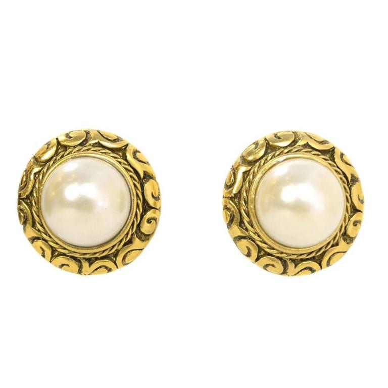Chanel Vintage '90s Gold and Pearl Disc Clip On Earrings For Sale at ...