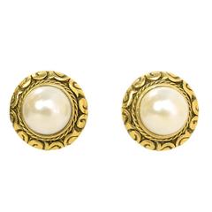 Chanel Vintage '90s Gold & Pearl Disc Clip On Earrings 11