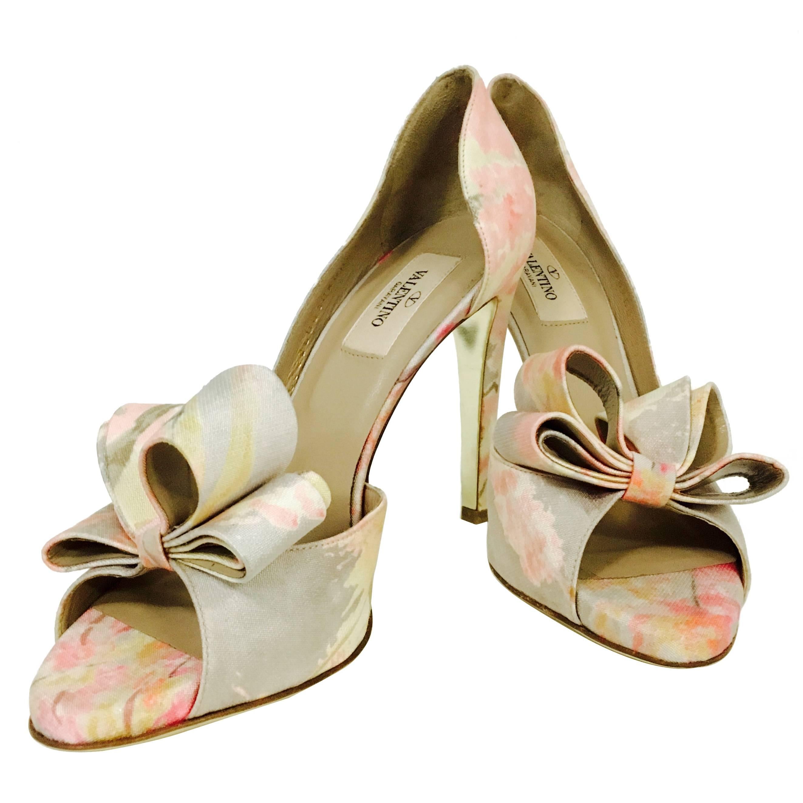 Valentino Garavani Abstract Floral Print Fabric Peep Toe High Heel Pumps 