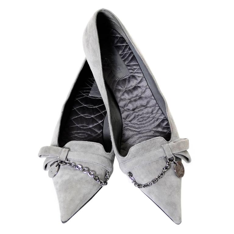 NEW Vintage Gucci Gray Suede Shoes Chain Detail Kitten Heels Medallion 7.5  B For Sale at 1stDibs