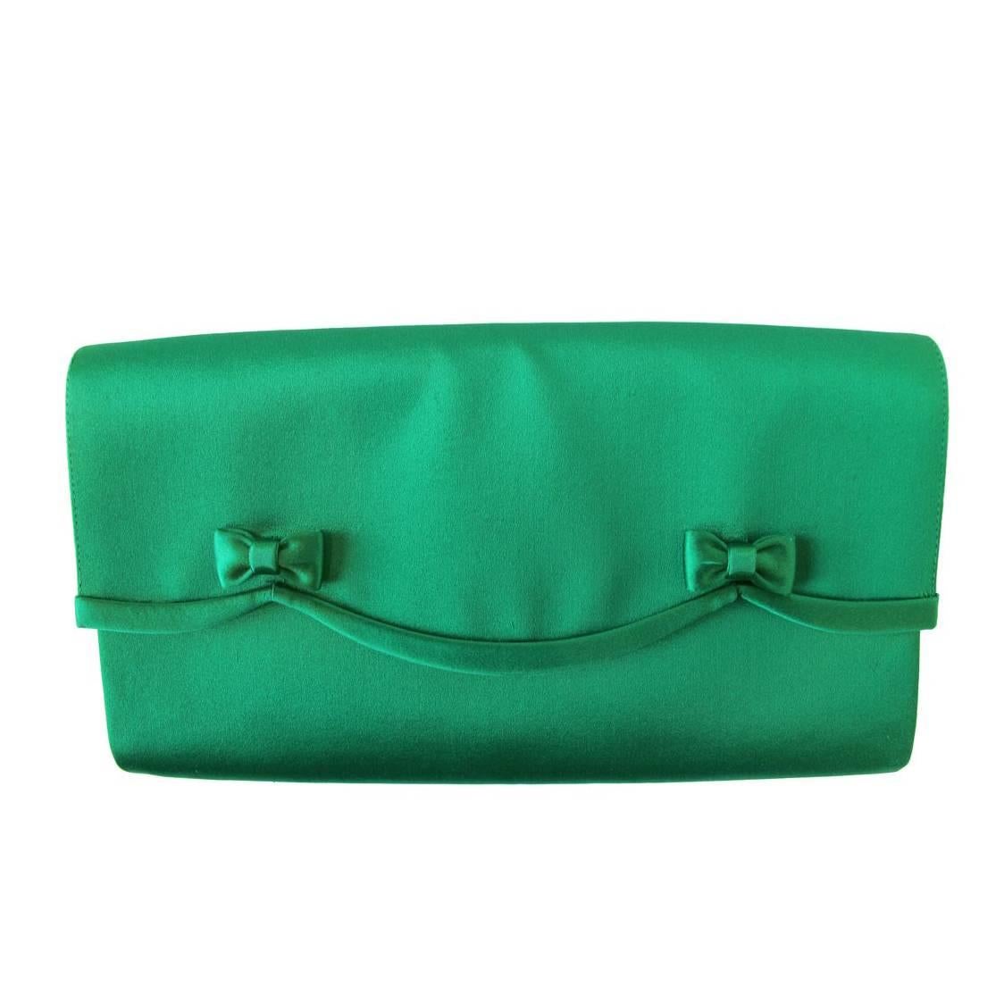 1950's Gucci Kelly Green Satin Scallop Clutch For Sale