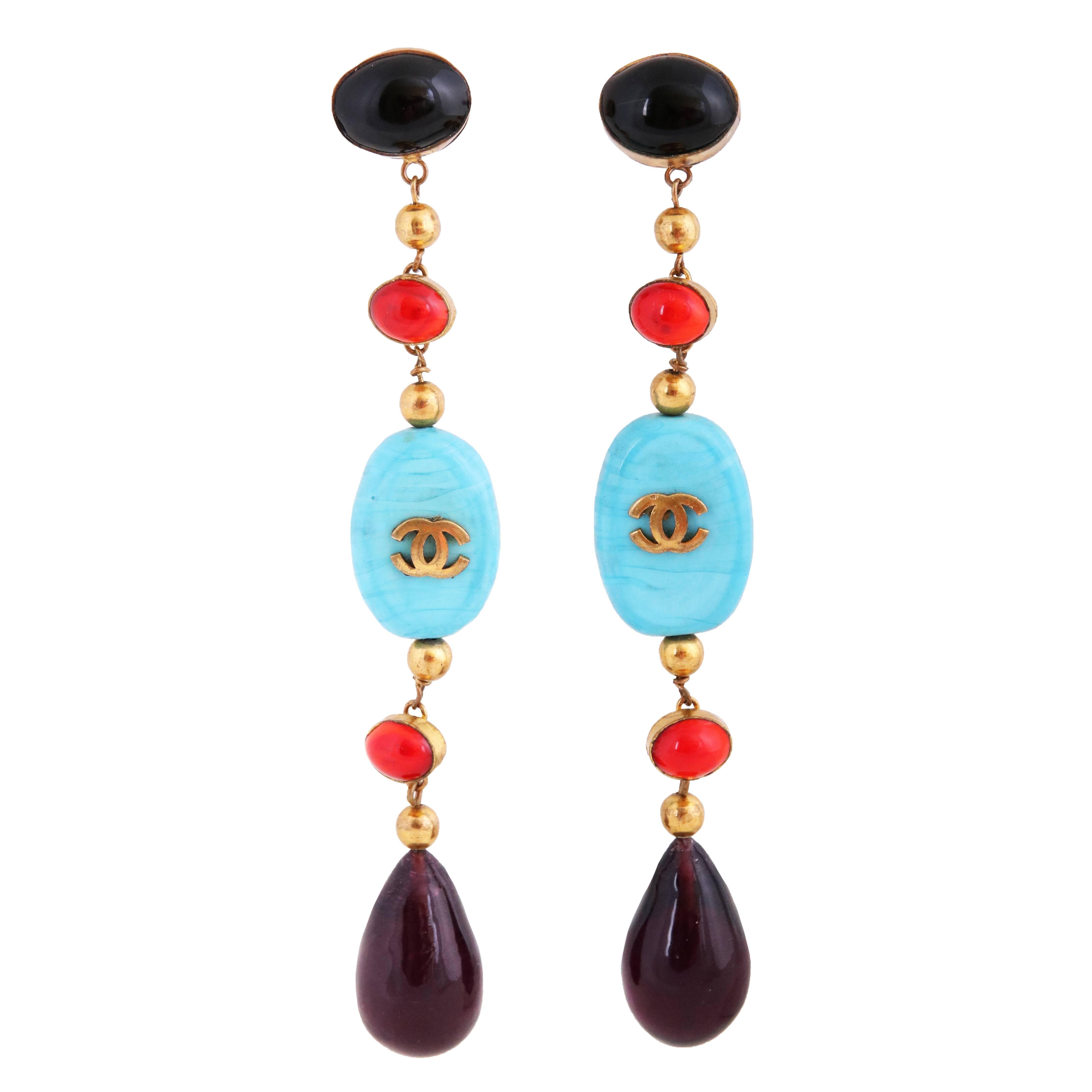 Stunning circa 1979 or 1980 Chanel turquoise, red and amethyst gripoix dangling clip-on earrings. In excellent condition.
MEASUREMENTS:
Length - (approx.) 5
