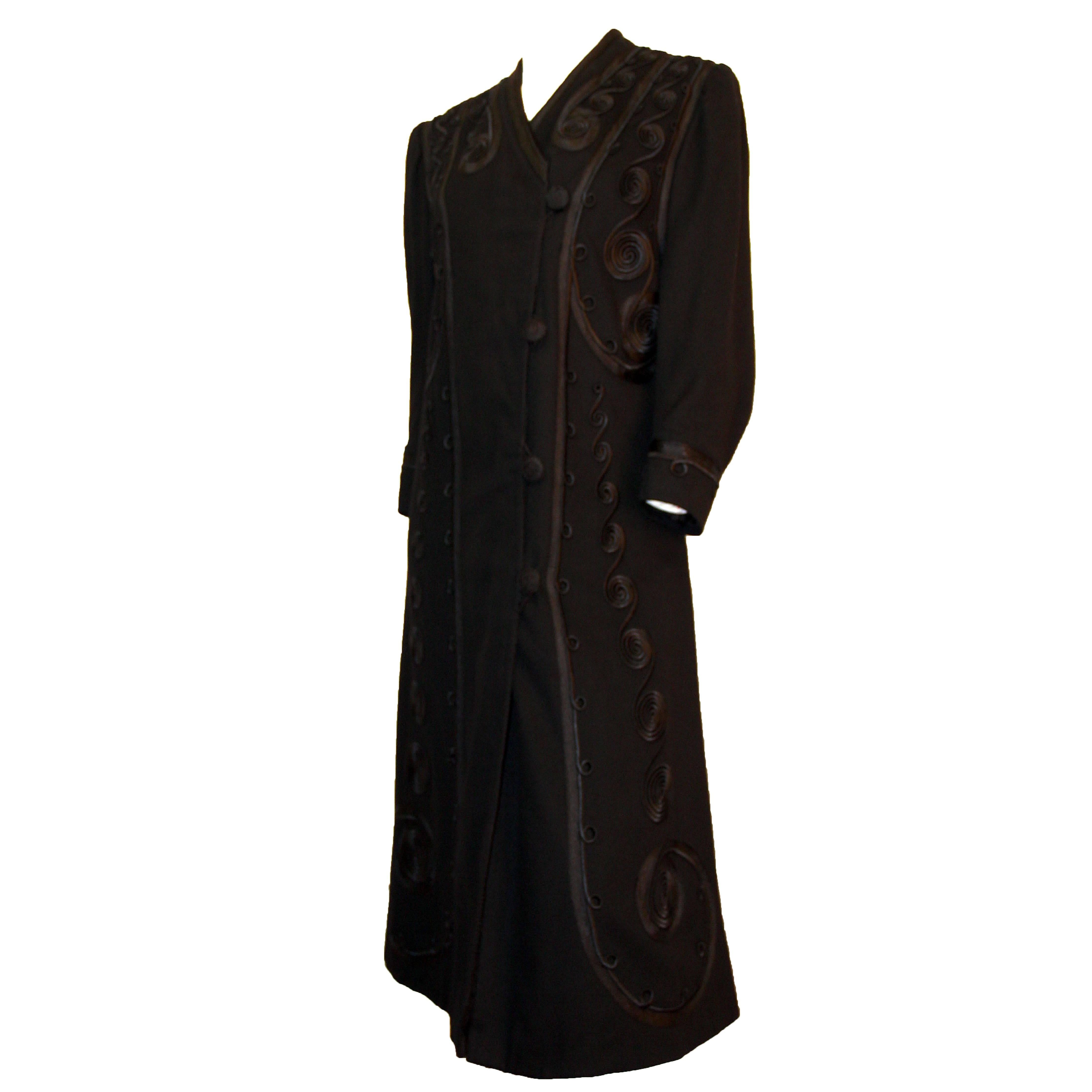 Manteau noir édouardien garni de soie et de satin avec détails élaborés  en vente