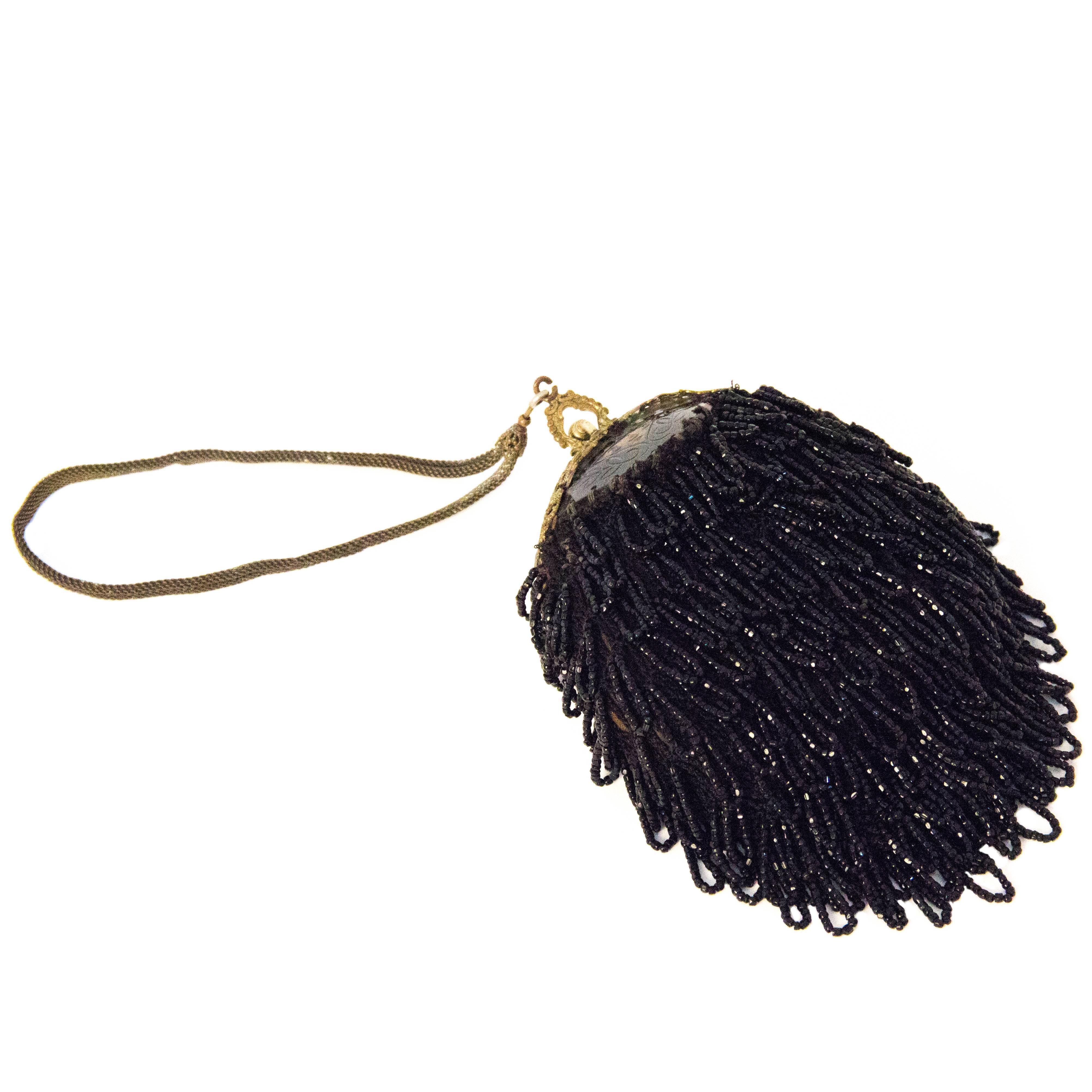 Viktorianische Tasche aus den 1890er Jahren mit schwarzen Perlen, filigranem Rahmen und geschnitzten Details  im Angebot