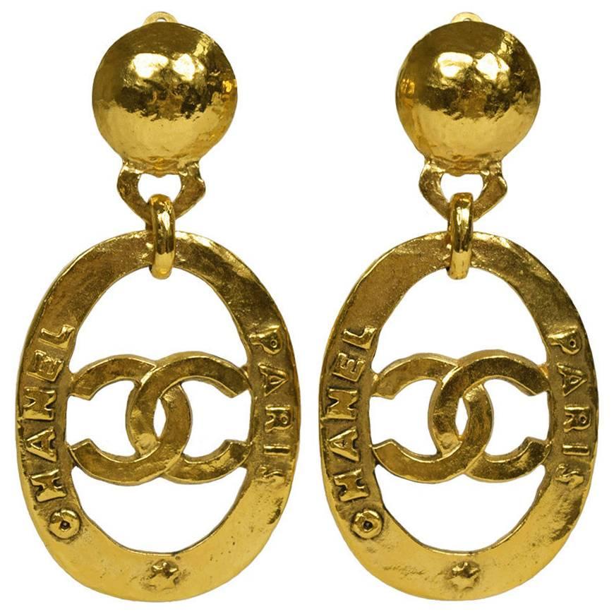 Chanel Vintage Gold Large CC Chanel Paris Doorknocker Round Hoop Earrings  in Box at 1stDibs | large chanel earrings, chanel door knocker earrings,  chanel large hoop earrings