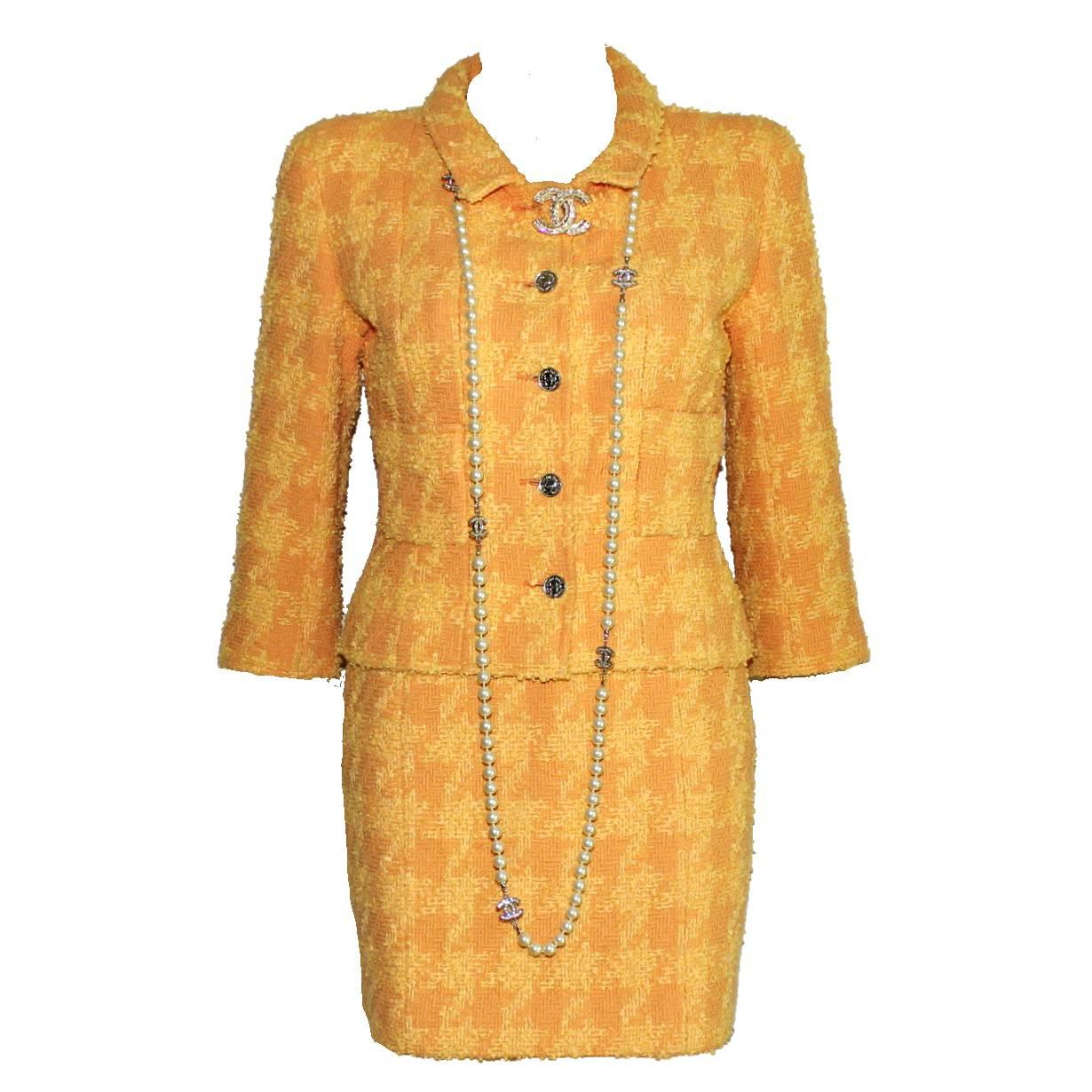 Naomi's Vintage 1990s Chanel Peach Houndstooth Boucle Tweed Skirt Suit