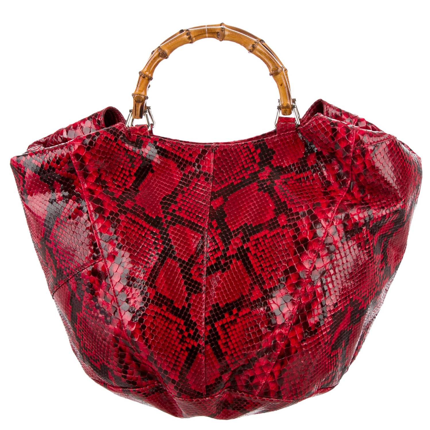 Énorme sac de campagne publicitaire Tom Ford Gucci en cuir python rouge pour le défilé printemps-été 1996 !