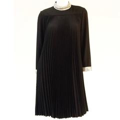 Robe Traina noire plissée sarcelle avec col et poignets en strass, années 1960