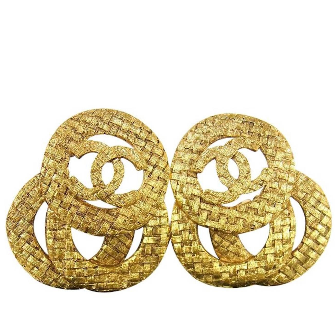 Chanel Vintage Gold Textured Interlocking Circles Charm Dangle Drop Earrings