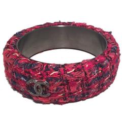 Chanel Bracelet jonc en tweed rouge et acier