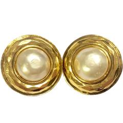 Vintage CHANEL gold tone round shape earrings with large faux pearl. Classic