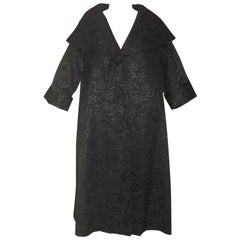I. Magnin and Co, cappotto swing in jacquard con fiocco nero e collo a scialle, fine anni '50