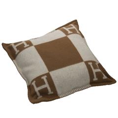 Hermes "Avalon" Cushion Petit Modele 50 cm Ecru / Camel Color 90% Woll 10% Cache