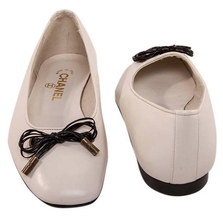 Kantine Tahiti adjektiv Chanel White Lamb Leather Ballet Flats Size 37 For Sale at 1stDibs | white ballet  flats, chanel white flats, white leather flats