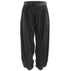 Undercover - Pantalon sarouel en soie plissé noir