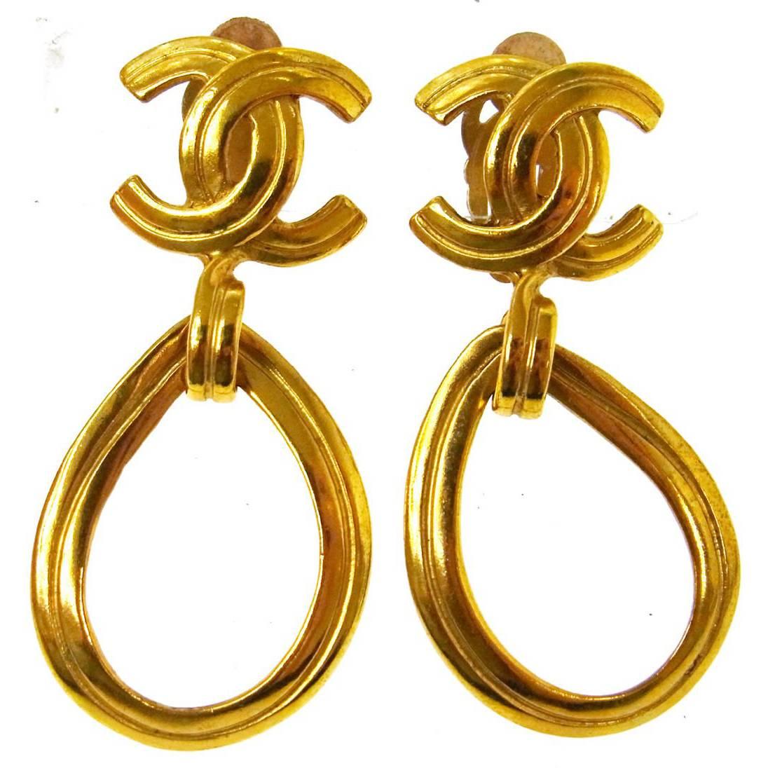 Chanel Vintage Gold Tear Drop Charm Evening Dangle Drop Earrings