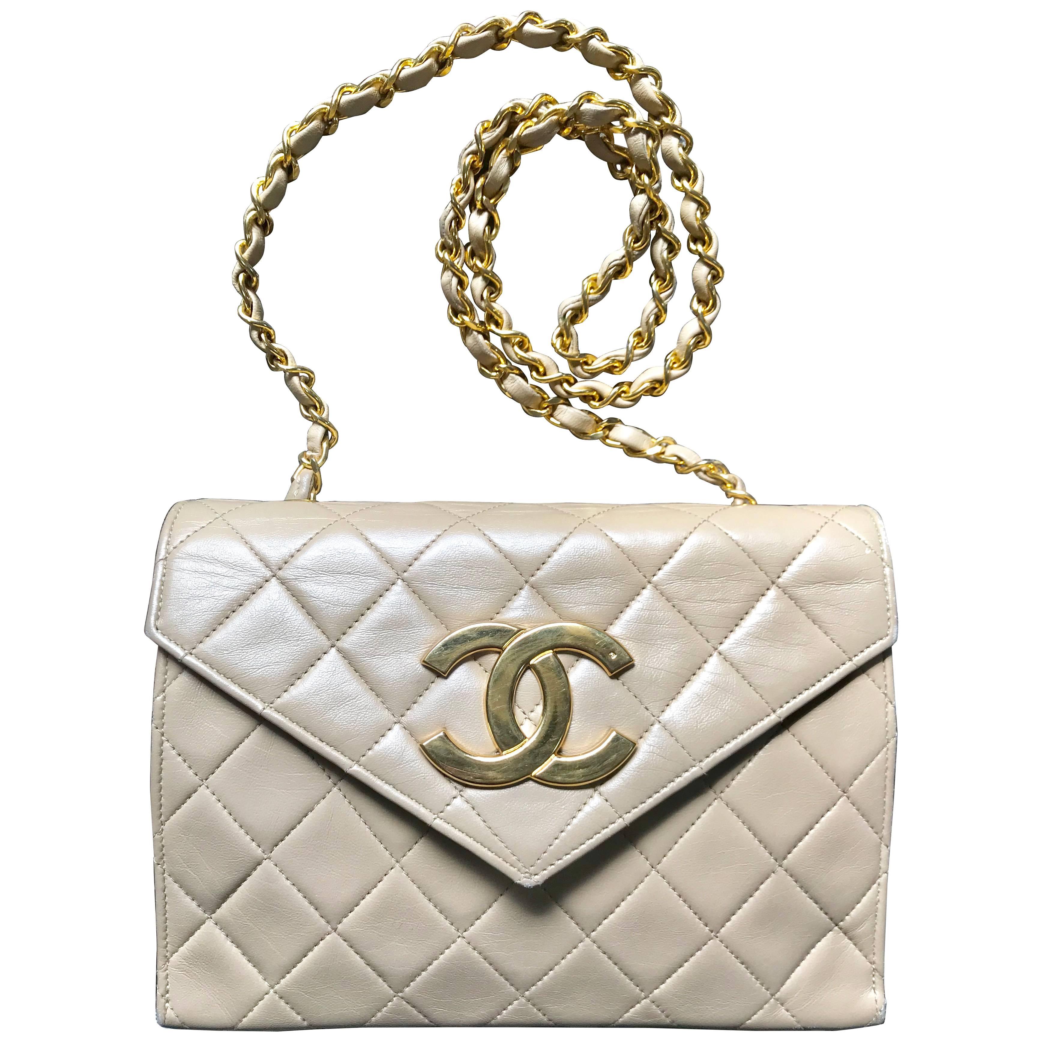 Vintage CHANEL beige lambskin chain shoulder purse with large CC beak tip flap. For Sale