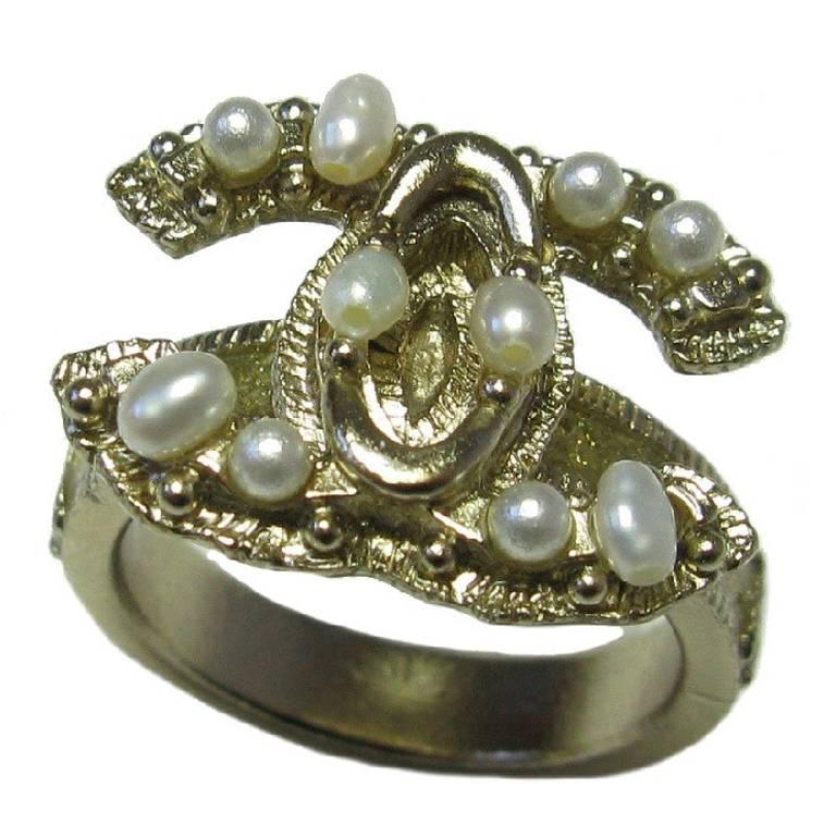 CHANEL CC Ring in Gilded Metal set with Pearl Beads Size 53FR