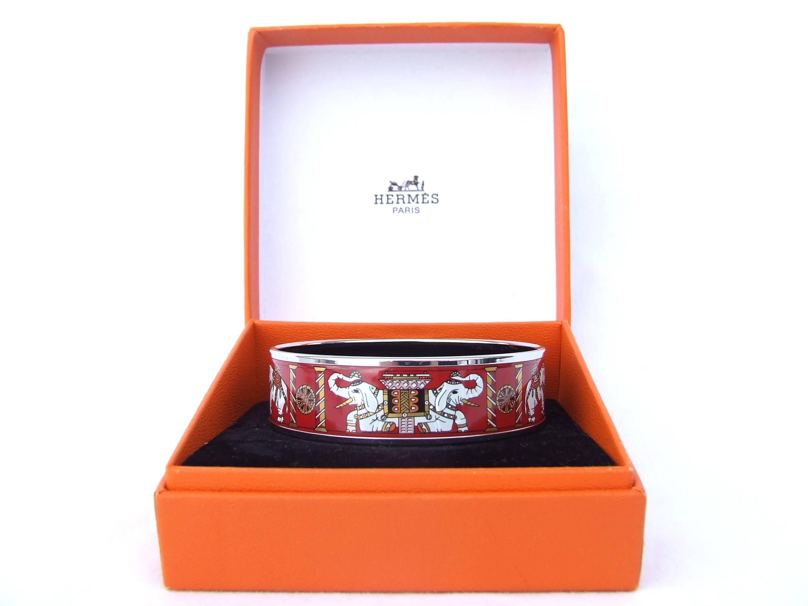 Gorgeous Authentic Hermes Bracelet

Pattern: "Torana" (Elephants)

Made in France 

Letter N (2010)

Made of Printed Enamel and Palladium Plated Hardware (Silver-Tone)

Colorways: Red background, White/Grey Elephants, Golden