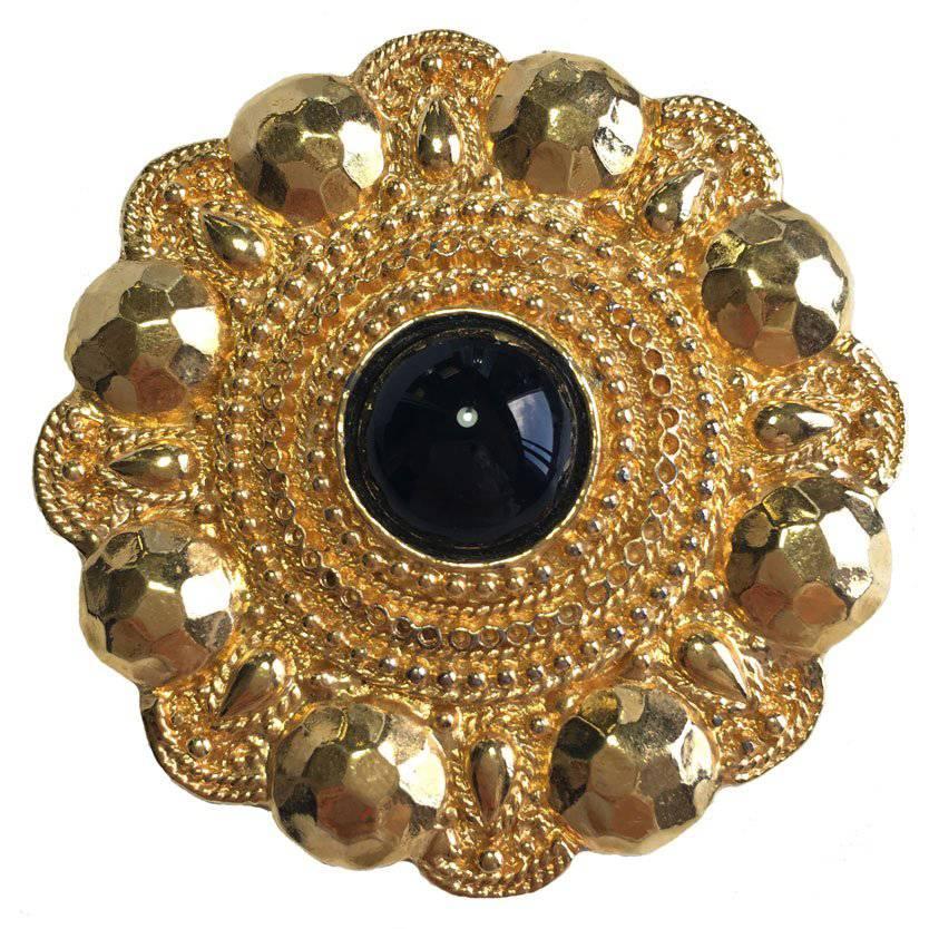 CHANEL Vintage Round Brooch in Gilded Metal 