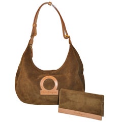 Bolso otoñal Ferragamo de ante de cordero color canela con conjunto de cartera a juego