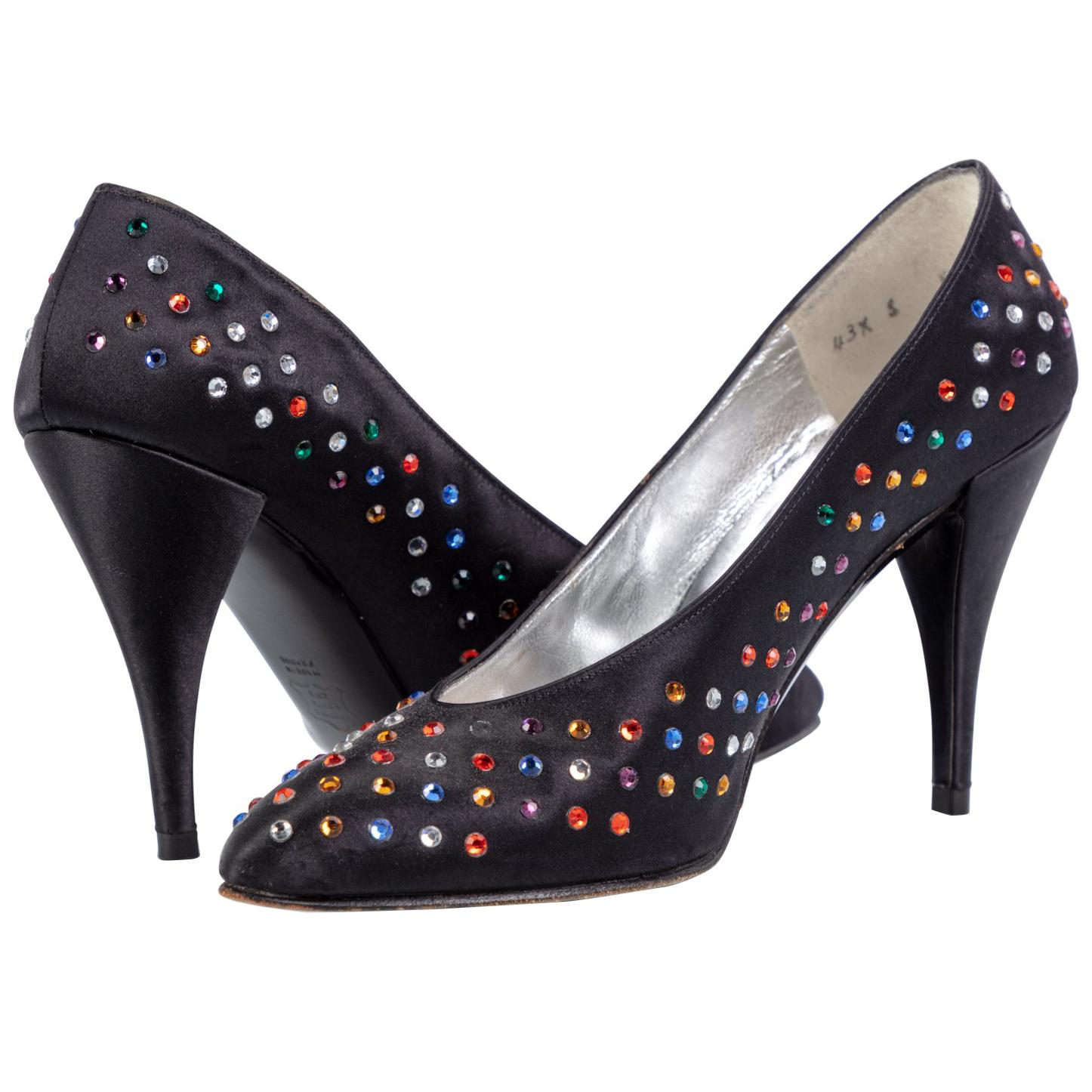 Vintage Charles Jourdan Chaussures à talon en soie noire et bijoux multicolores