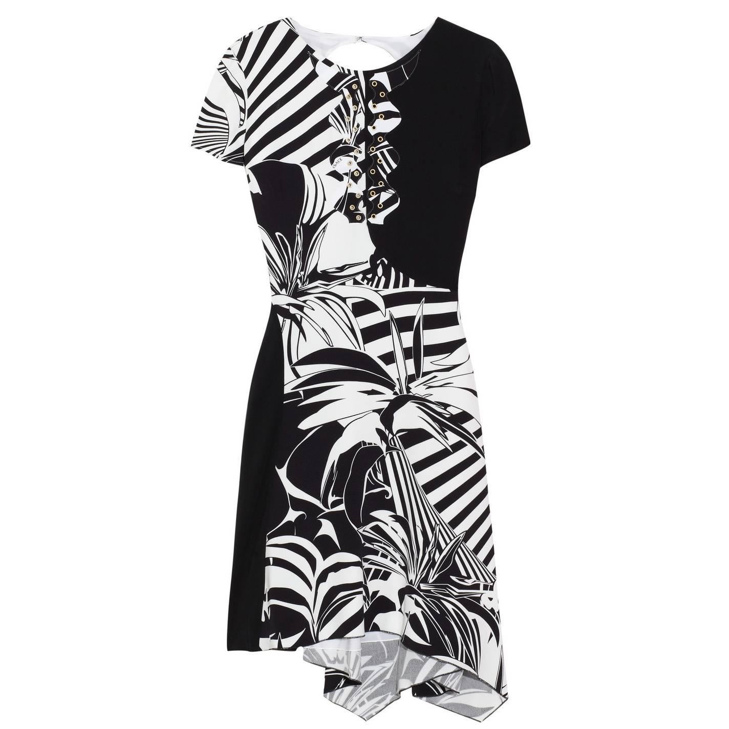 VERSACE Bedrucktes Kleid aus schwarzem und weißem Seidenkrepp  im Angebot