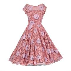 1950er Jahre Werle Baby-Rosa appliziertes französisches Chantilly-Spitzen-Festkleid