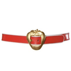 Ceinture Escada Vintage en cuir rouge avec boucle en forme de fraise dorée