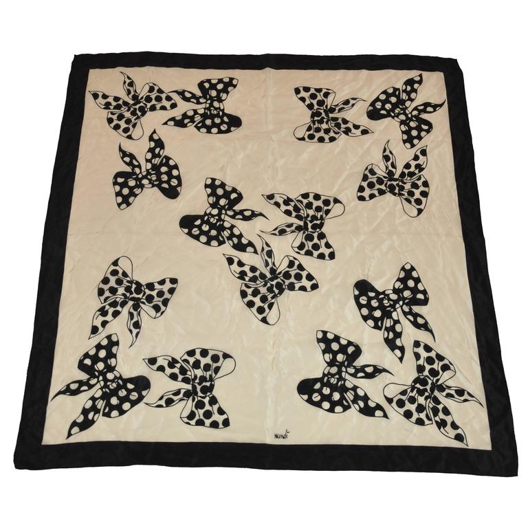 Mondi Cremefarbener & schwarzer Seidenschal „Bows“